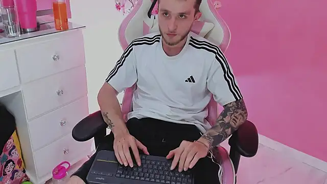 Dylanwhite23  online show from April 16, 2:01 am