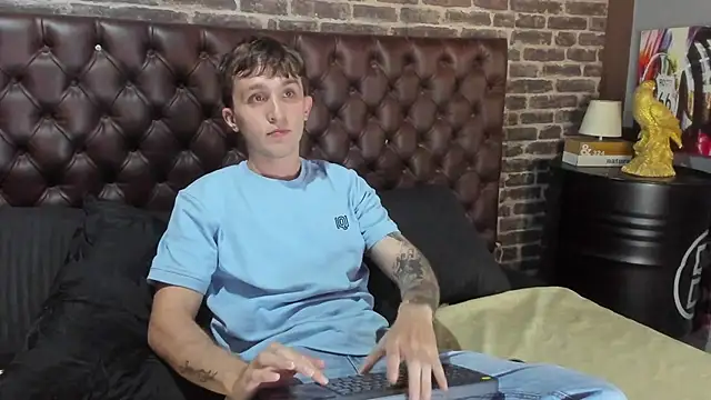 Dylanwhite23  online show from January 11, 3:46 am