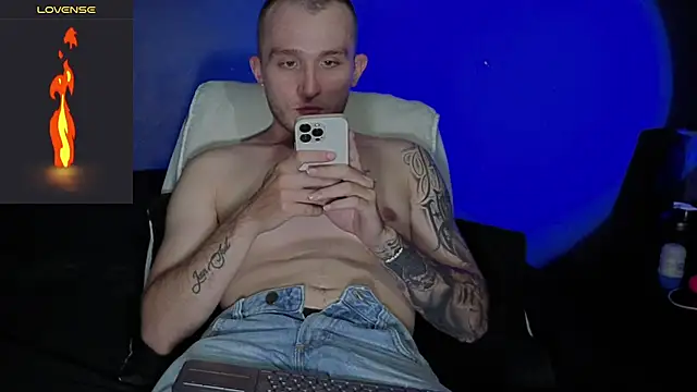 Dylanwhite23  online show from February 8, 11:35 pm