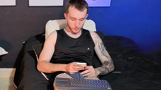 Dylanwhite23  online show from April 6, 11:50 pm