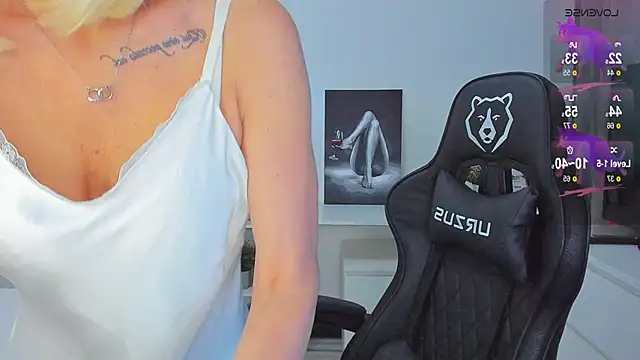 Snapshot of Miya_Kisss chatting on December 15, 3:07 pm Miya Kisss online show from December 15, 3:07 pm