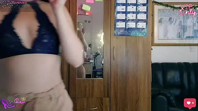 LauGrayJ online show from February 26, 6:41 pm