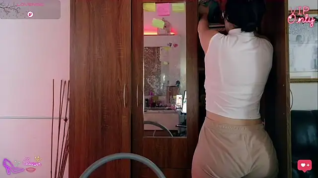 LauGrayJ online show from March 2, 7:54 pm