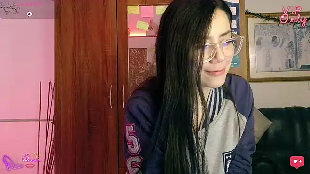 LauGrayJ online show from March 12, 3:49 pm