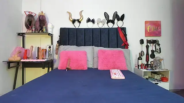 Snapshot of emmily_giraldo chatting on November 15, 1:15 pm emmily giraldo online show from November 15, 1:15 pm