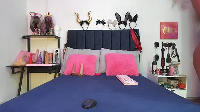 Snapshot of emmily_giraldo chatting on November 19, 12:49 pm emmily giraldo online show from November 19, 12:49 pm