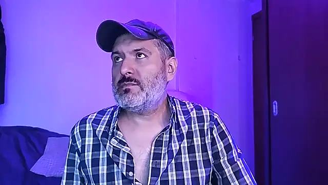 Snapshot of BushBator chatting on November 14, 5:11 am BushBator online show from November 14, 5:11 am