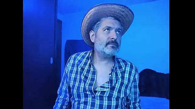 Snapshot of BushBator chatting on December 15, 6:41 am BushBator online show from December 15, 6:41 am