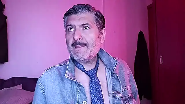 Snapshot of BushBator chatting on October 24, 6:45 am BushBator online show from October 24, 6:45 am