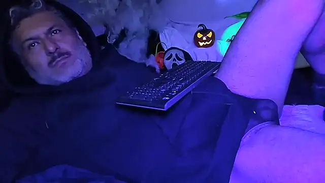 Snapshot of BushBator chatting on October 25, 7:51 am BushBator online show from October 25, 7:51 am