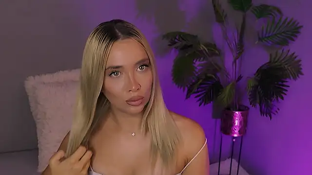 Jessielle online show from July 10, 6:30 pm