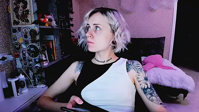 NaniMoore online show from November 5, 8:23 pm