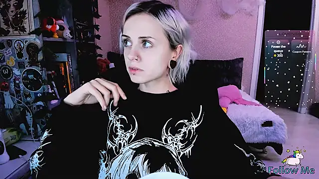 NaniMoore online show from November 12, 8:01 pm