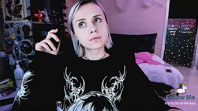 NaniMoore online show from November 14, 9:07 pm