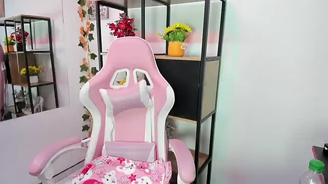 Snapshot of Emmily_Walker chatting on February 7, 12:35 pm Emmily Walker online show from February 7, 12:35 pm