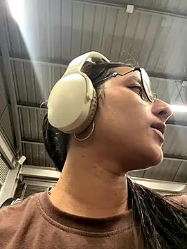 Snapshot of _vaness chatting on November 28, 5:07 am vaness online show from November 28, 5:07 am