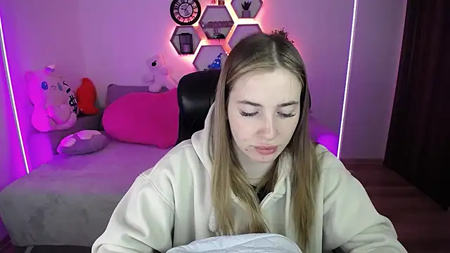 SabrinViolet online show from May 8, 8:07 am