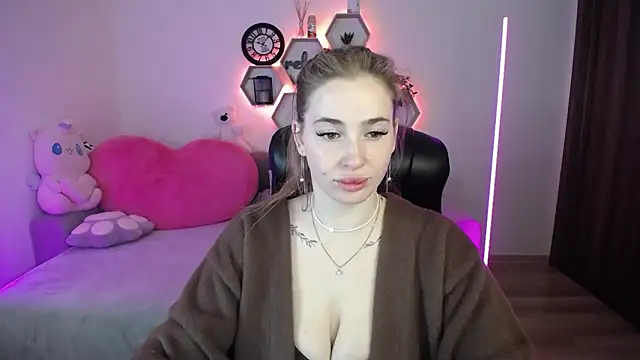 SabrinViolet online show from April 18, 8:05 am