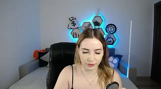 Snapshot of SabrinViolet chatting on February 26, 9:12 am SabrinViolet online show from February 26, 9:12 am