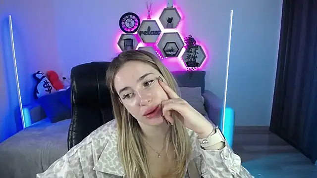 Snapshot of SabrinViolet chatting on September 15, 8:04 am SabrinViolet online show from September 15, 8:04 am