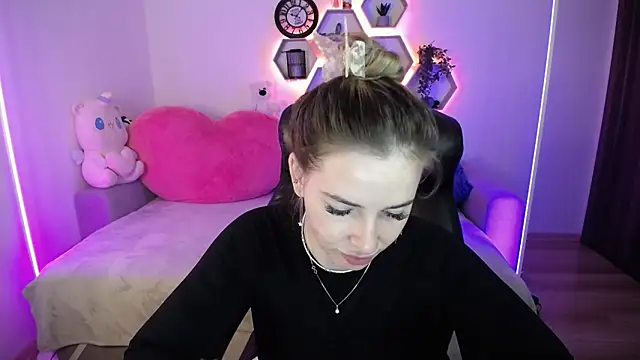 SabrinViolet online show from April 3, 8:10 am