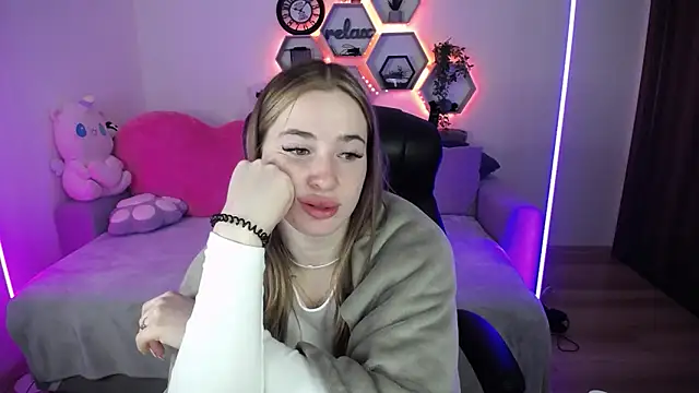 SabrinViolet online show from April 16, 8:04 am