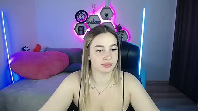 Snapshot of SabrinViolet chatting on October 15, 8:11 am SabrinViolet online show from October 15, 8:11 am