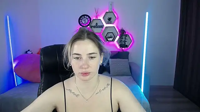Snapshot of SabrinViolet chatting on October 8, 8:05 am SabrinViolet online show from October 8, 8:05 am