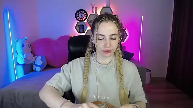 SabrinViolet online show from May 18, 8:08 am