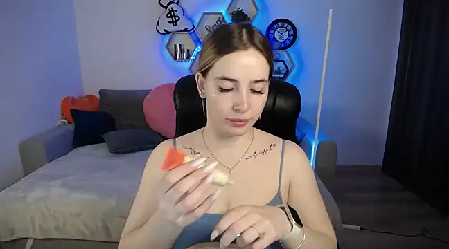 Snapshot of SabrinViolet chatting on March 16, 9:05 am SabrinViolet online show from March 16, 9:05 am