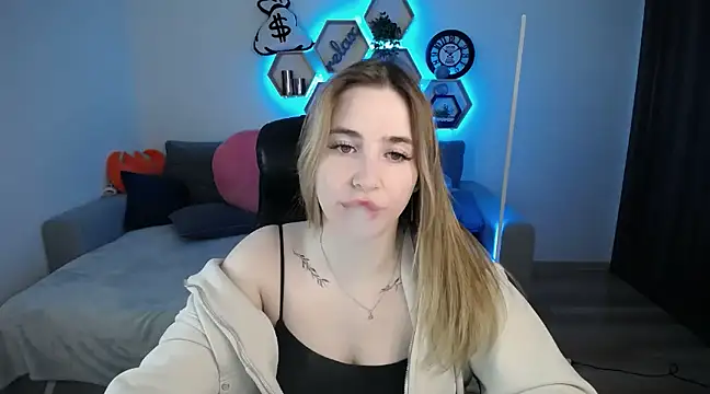 Snapshot of SabrinViolet chatting on March 18, 9:12 am SabrinViolet online show from March 18, 9:12 am