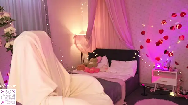 lilly Cherry  online show from May 30, 11:27 am