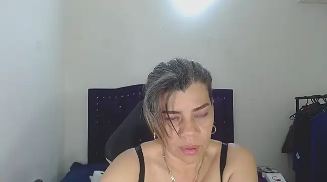 Snapshot of vikyadams chatting on March 19, 4:36 am vikyadams online show from March 19, 4:36 am