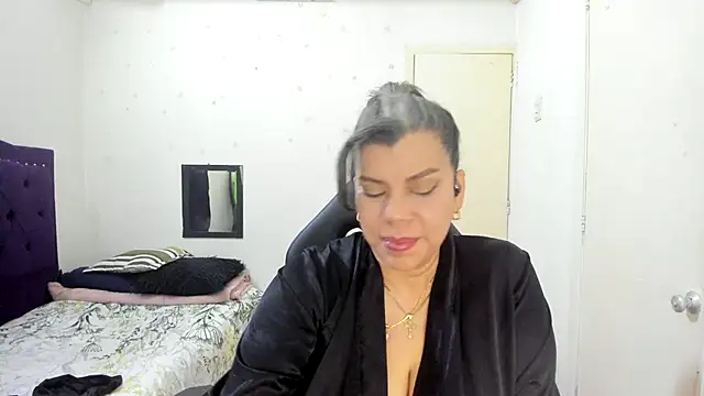 vikyadams online show from November 5, 8:45 pm