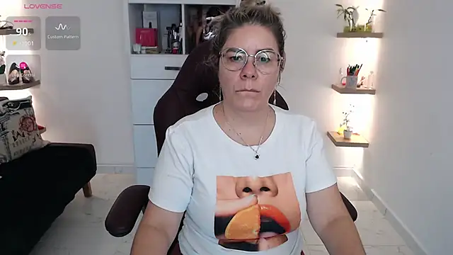 Snapshot of zehra_sanem chatting on June 15, 2:06 pm zehra sanem online show from June 15, 2:06 pm