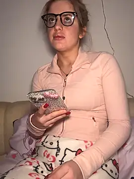 Snapshot of Holly-Glamour chatting on January 6, 2:32 pm Holly-Glamour online show from January 6, 2:32 pm