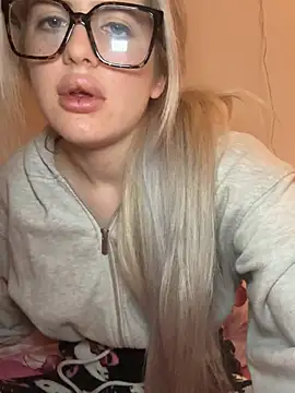 Snapshot of Holly-Glamour chatting on February 7, 4:15 pm Holly-Glamour online show from February 7, 4:15 pm