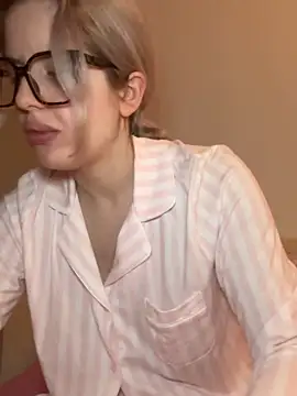 Snapshot of Holly-Glamour chatting on February 4, 3:23 am Holly-Glamour online show from February 4, 3:23 am