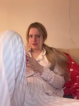 Snapshot of Holly-Glamour chatting on February 14, 1:50 am Holly-Glamour online show from February 14, 1:50 am