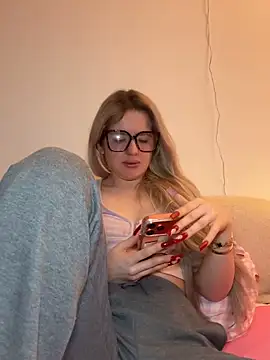 Snapshot of Holly-Glamour chatting on February 8, 9:29 am Holly-Glamour online show from February 8, 9:29 am