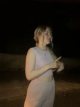 Snapshot of Holly-Glamour chatting on June 27, 10:27 pm Holly-Glamour online show from June 27, 10:27 pm