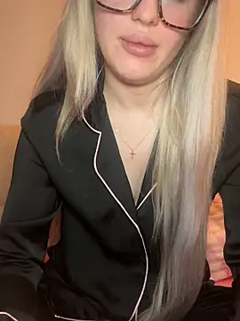 Snapshot of Holly-Glamour chatting on February 12, 1:27 am Holly-Glamour online show from February 12, 1:27 am