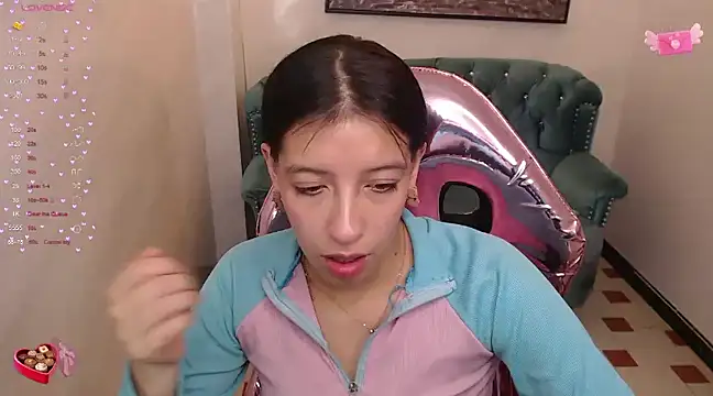 Snapshot of _lucy_v chatting on February 15, 6:33 am lucy v online show from February 15, 6:33 am