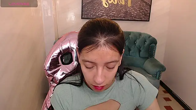 Snapshot of _lucy_v chatting on March 1, 3:32 am lucy v online show from March 1, 3:32 am