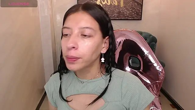 Snapshot of _lucy_v chatting on February 7, 3:34 am lucy v online show from February 7, 3:34 am
