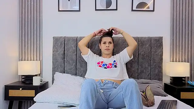 Snapshot of Luciana_Ortiz1 chatting on December 23, 5:07 am Luciana Ortiz1 online show from December 23, 5:07 am