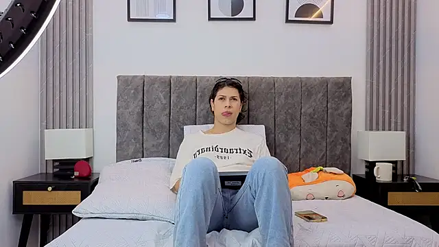 Snapshot of Luciana_Ortiz1 chatting on January 6, 12:42 pm Luciana Ortiz1 online show from January 6, 12:42 pm