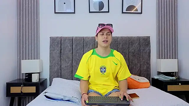 Snapshot of Luciana_Ortiz1 chatting on December 15, 1:28 pm Luciana Ortiz1 online show from December 15, 1:28 pm