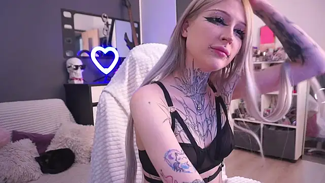 Snapshot of fraulein_mooon chatting on June 3, 9:19 pm fraulein mooon online show from June 3, 9:19 pm