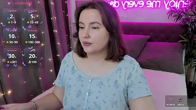 Snapshot of FeralPeach chatting on October 18, 4:47 am FeralPeach online show from October 18, 4:47 am
